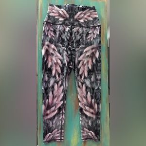 Evolution and Creation Pink Feather Print Yoga Leggings
Pants Medium